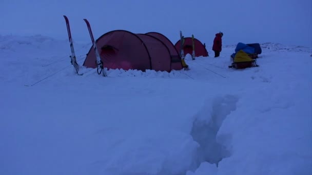 Acampantes na neve na expedição — Vídeo de Stock