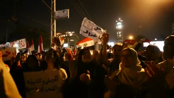 Manifestanti cantano ad un raduno notturno — Video Stock