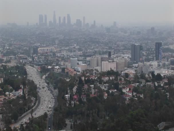 Smog hängt am Stadtbild — Stockvideo