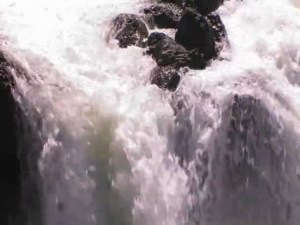 Keskikokoinen vesiputous virtaa — kuvapankkivideo