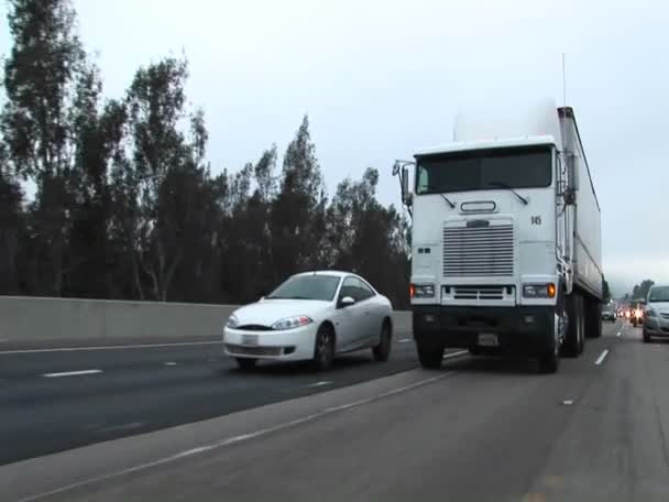 Voitures conduisent sur l'autoroute — Video