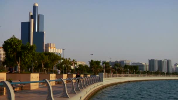 Il bellissimo skyline di Abu Dhabi — Video Stock