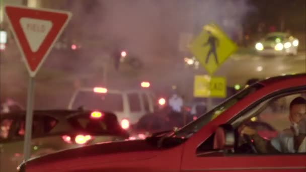 Carros dirigem através de Ferguson Missouri — Vídeo de Stock