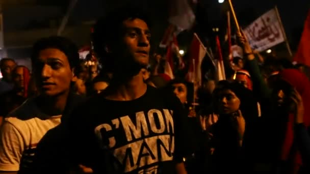 Demonstranter sjunga på en natt rally — Stockvideo