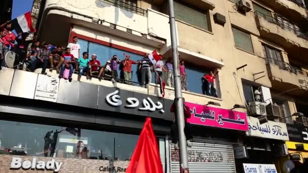 Demonstranten auf Dächern demonstrieren in Kairo — Stockvideo
