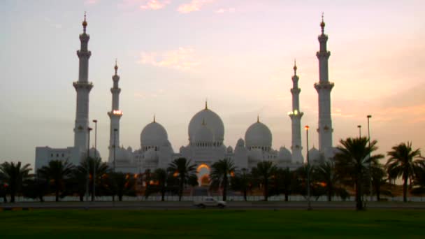 Bela mesquita Sheikh Zayed em Abu Dhabi, Emirados Árabes Unidos . — Vídeo de Stock