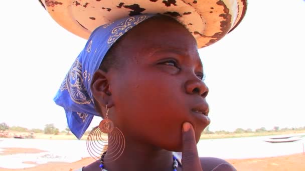 A woman sells trinkets — Stock Video