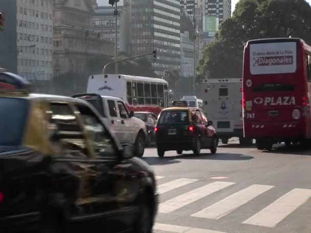 Nuevo de Julio kruising met verkeer — Stockvideo