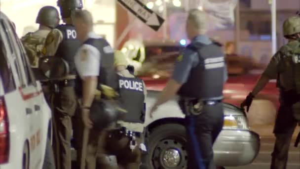 Policie čelí demonstrantů — Stock video