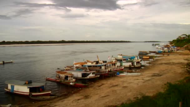 Barcos de rio alinham a via navegável — Vídeo de Stock