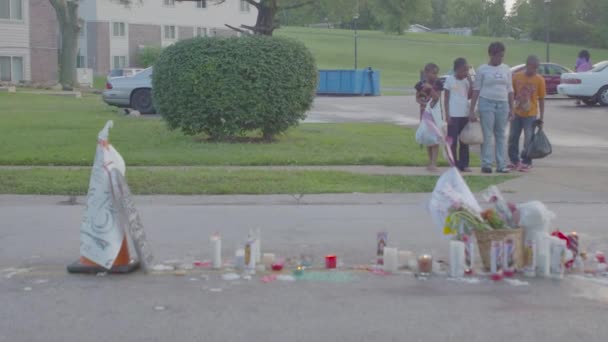 Provisorisk minnesmärke för Michael Brown i Ferguson — Stockvideo