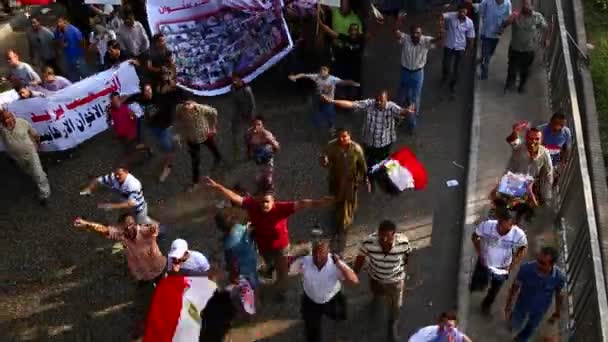 Demonstranter i Kairo, Egypten — Stockvideo