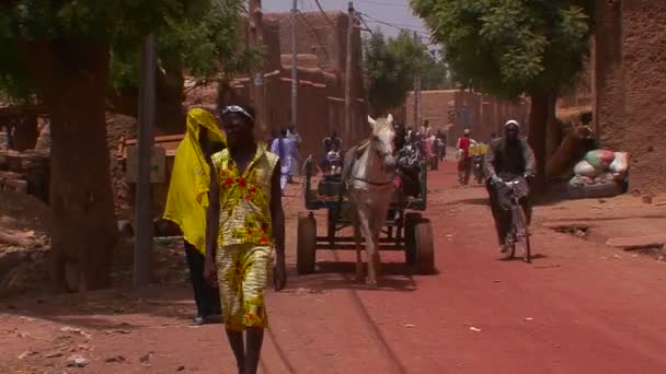 People walk and ride horsecarts — Stock Video