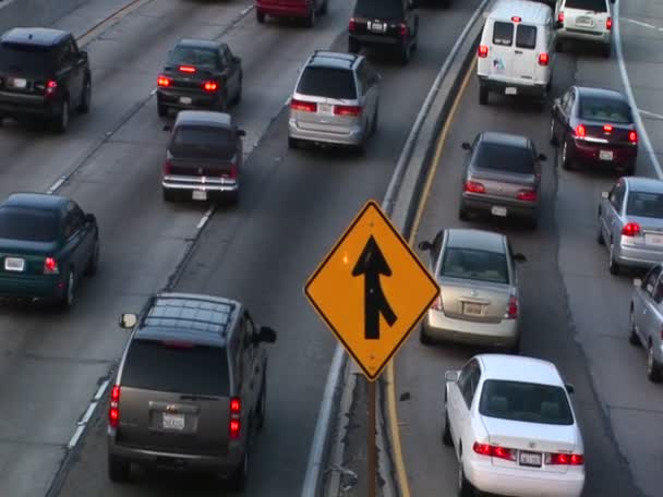 Samenvoegen van de voertuigen in het verkeer — Stockvideo