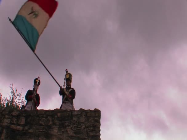 Soldiers wave the Flag of Mexico — Stock Video
