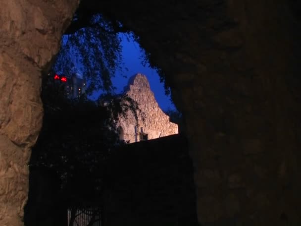Кам'яна стіна видно крізь цеглу — стокове відео