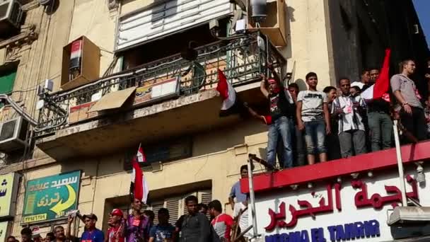 Demonstranter på hustaken demonstrera i Kairo — Stockvideo