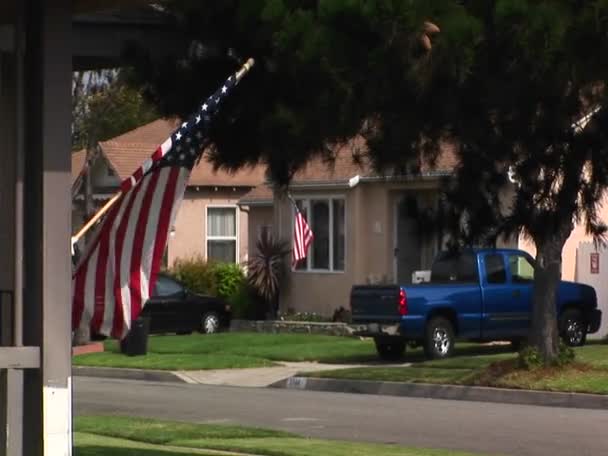 An American flag waves in a residential area — Stock Video