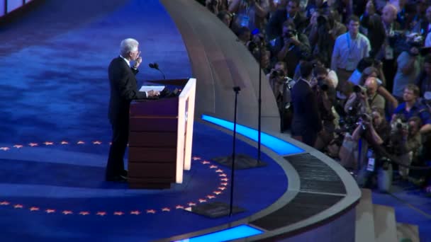 Билл Клинтон произносит речь — стоковое видео
