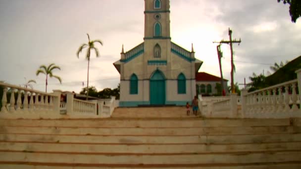 Neigung zu einer kleinen Kirche — Stockvideo