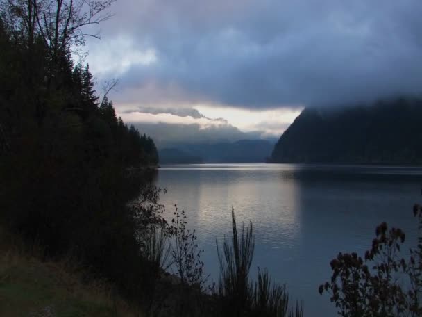 Wolken boven een meer — Stockvideo