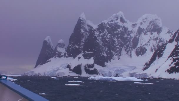 Айсберги плавают в теплой воде — стоковое видео