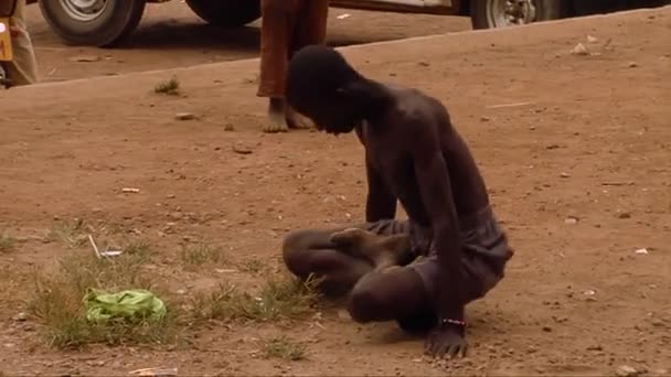 आफ्रिकन माणूस एक विचित्र रॅप नृत्य करते — स्टॉक व्हिडिओ