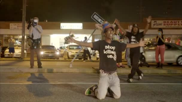 Protestantes caem de joelhos — Vídeo de Stock