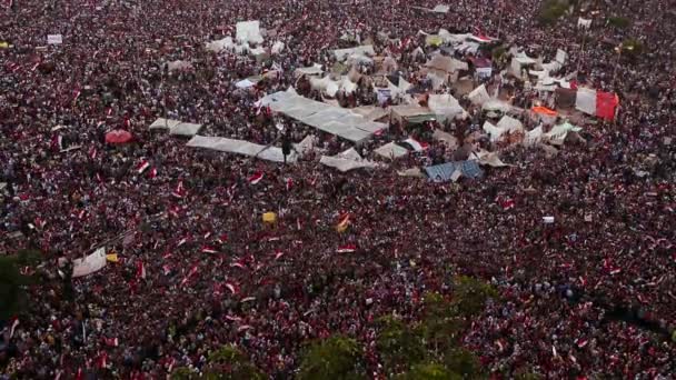 Drukte op Tahrir emissi in Caïro — Stockvideo