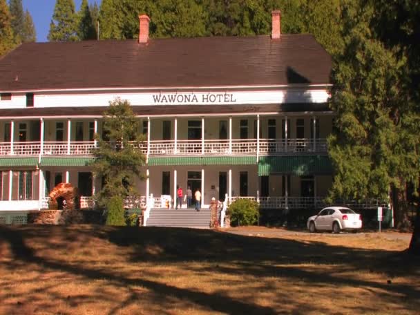 Una macchina guida verso la parte anteriore del Wawona Hotel — Video Stock