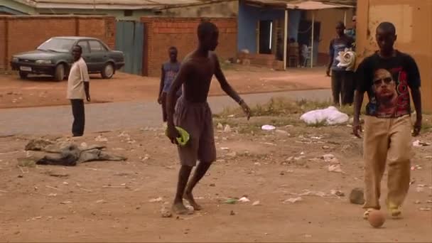 Um homem africano faz uma acrobacia bizarra — Vídeo de Stock