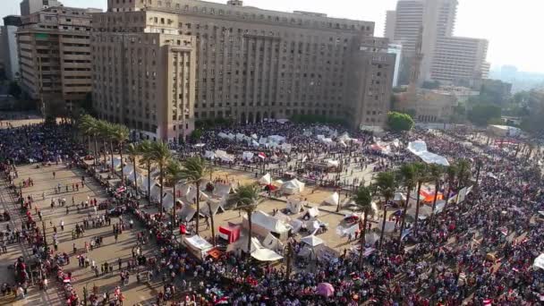 Penonton berkumpul di Tahrir Square di Kairo — Stok Video