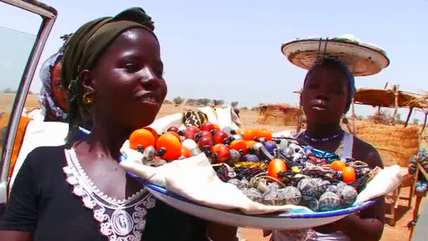 A woman sells trinkets — Stock Video