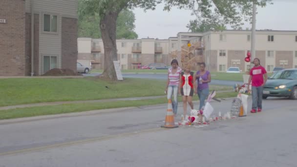 Memorial provisional para Michael Brown en Ferguson — Vídeo de stock