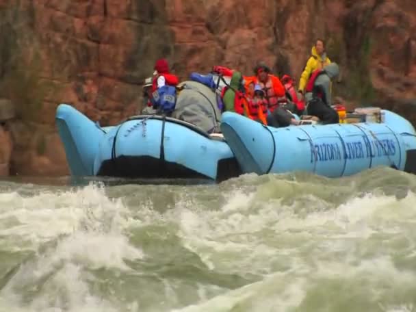 A rafting expedíció fejjel lefelé — Stock videók