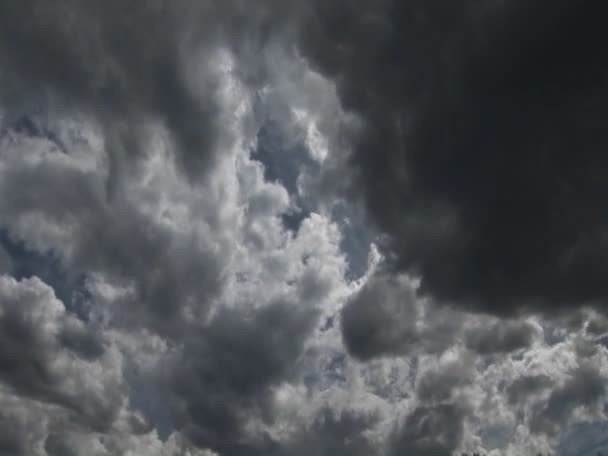 Nubes de tormenta en el cielo . — Vídeos de Stock