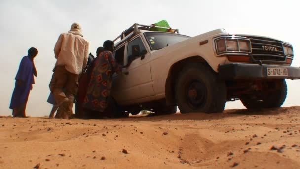 Tipo di jeep ONU bloccato — Video Stock