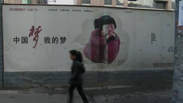 Placard on street in Beijing — Stock Video