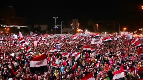 Demonstran berdemonstrasi di malam hari — Stok Video