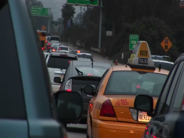 Verkeer rijdt op de snelweg — Stockvideo