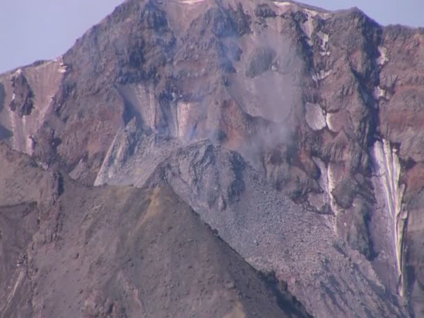 Kayalık bir dağdan duman yükselir — Stok video