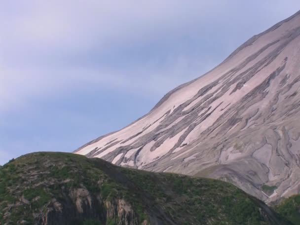 Ladera árida de la montaña se eleva por encima de la ladera — Vídeos de Stock