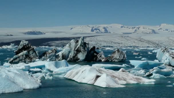 Eisberge schmelzen in der Sonne in einer riesigen blauen Gletscherlagune im Landesinneren. — Stockvideo