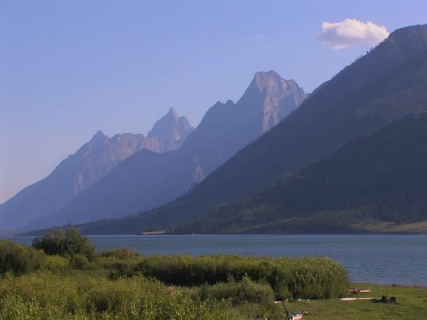 Lac sauvage et montagnes enneigées — Video