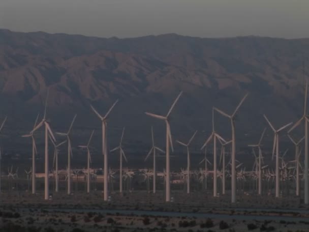 Větrné elektrárny vyrábějící elektřinu — Stock video