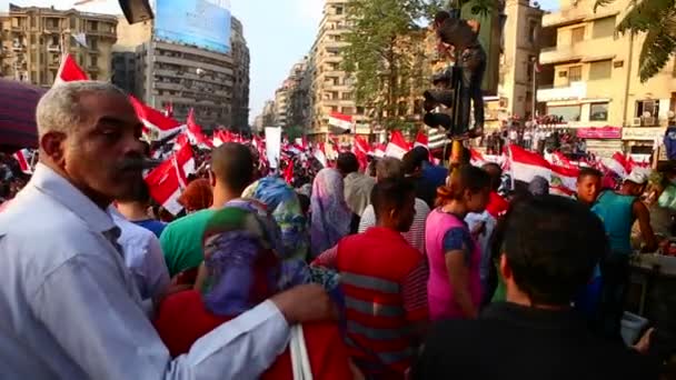 Manifestantes cantam e acenam bandeiras — Vídeo de Stock