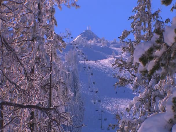 在一个繁忙的滑雪胜地的升降椅 — 图库视频影像