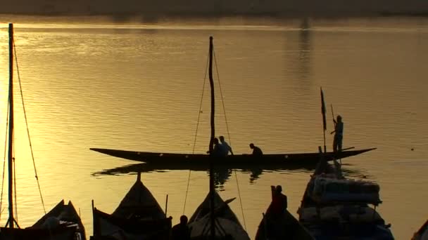 Лодки плывут по реке Нигер — стоковое видео