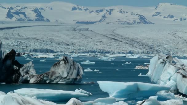 Icebergs flutuam em uma lagoa de geleira — Vídeo de Stock