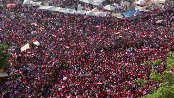 Demonstranten demonstrieren in Kairo — Stockvideo